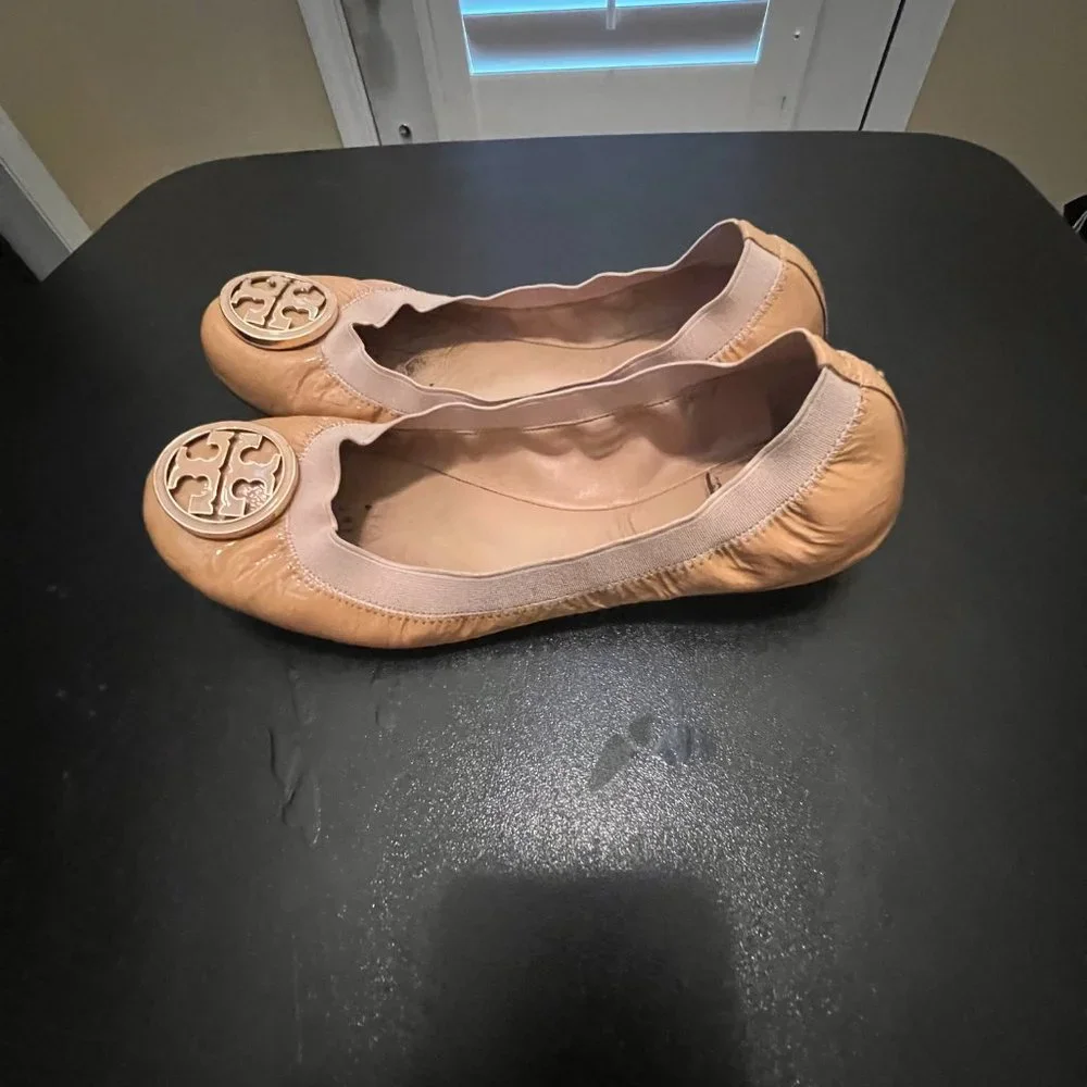 Tory Burch size 8.5 carolina ballerina flat shoes patent round toe stretch tan